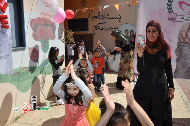 كفرقاسم – فيديو: بساتين الامل, السلام , والمحبة تحتفل بعيد الام على انغام عمو انس وجوقته ..